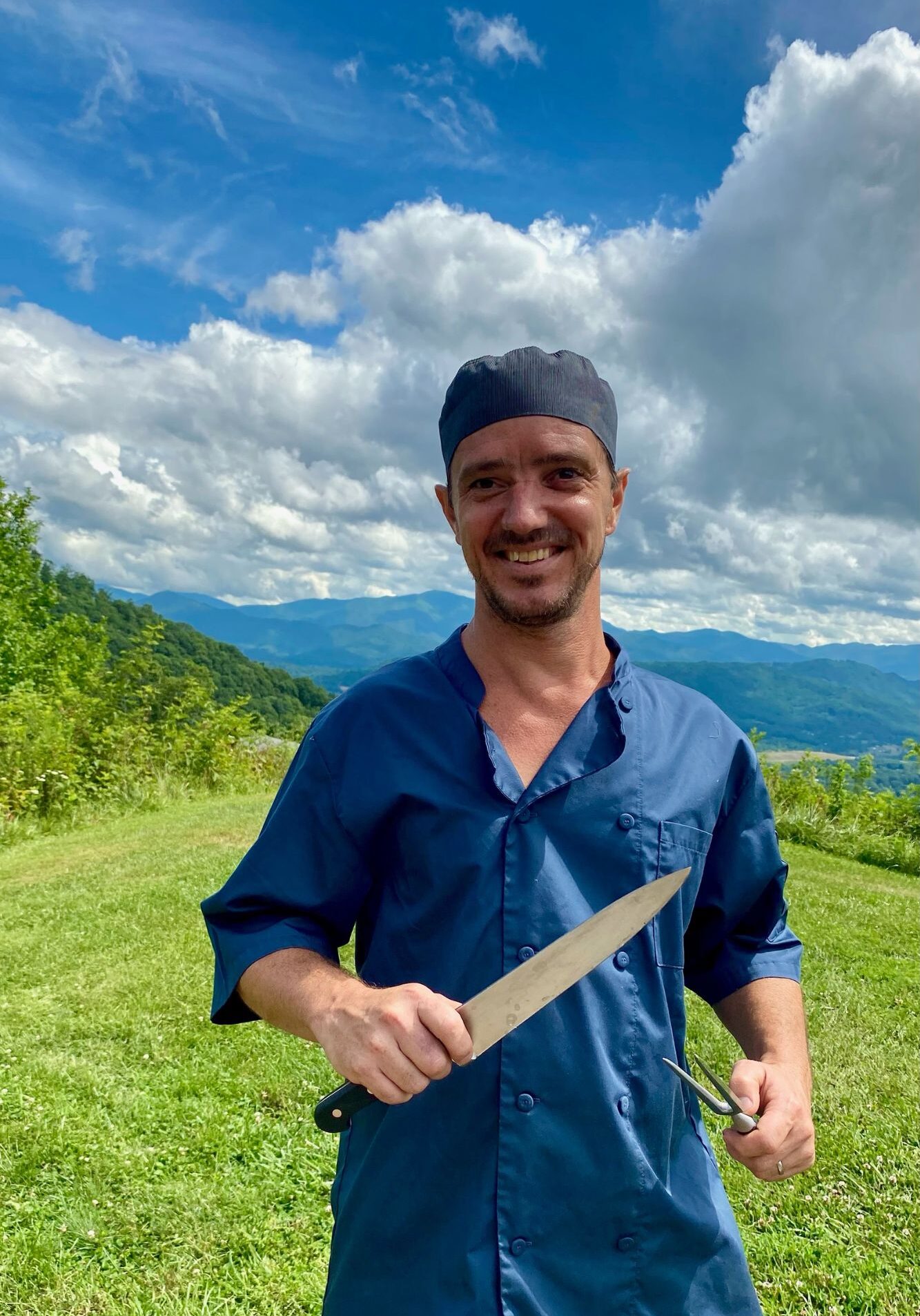 Chef of Fuegos Grill Catering with professional knives, representing the artisan craft of Asado.